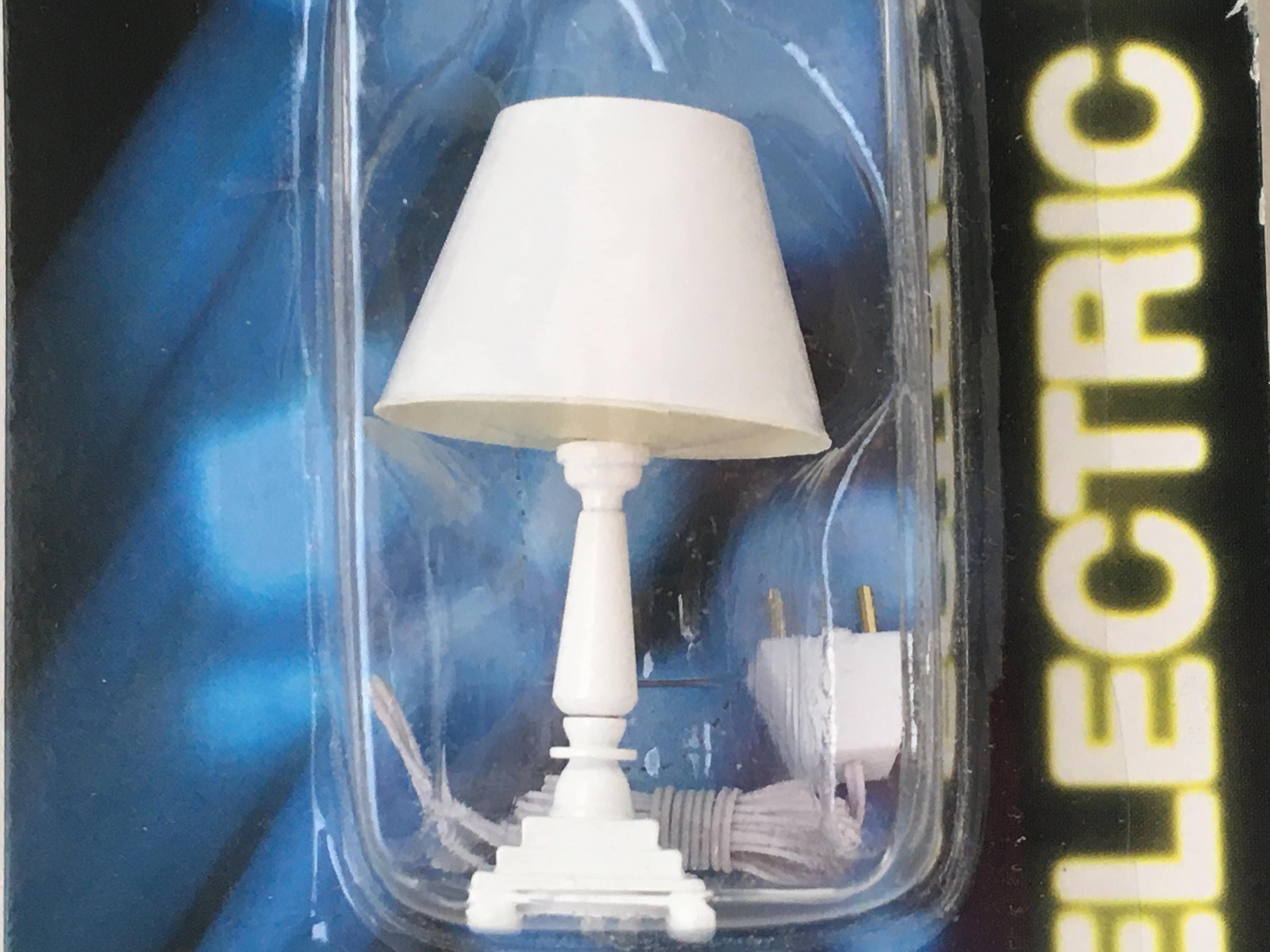 1:12 Puppenhaus Miniatur Beveled Shade Tischlampe 12V Stecker Lampe -   Schweiz