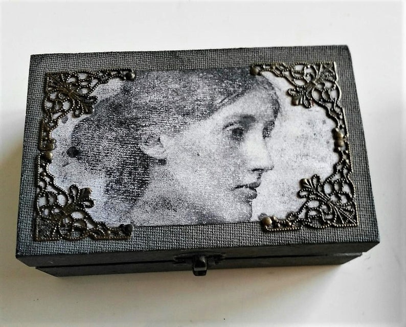 Virginia Woolf brooch writer portrait decorated box literature laces tassel handmade fashion accesories vintage
