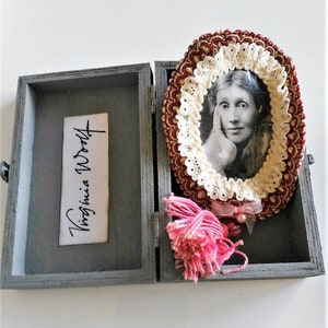 Virginia Woolf brooch writer portrait decorated box literature laces tassel handmade fashion accesories vintage