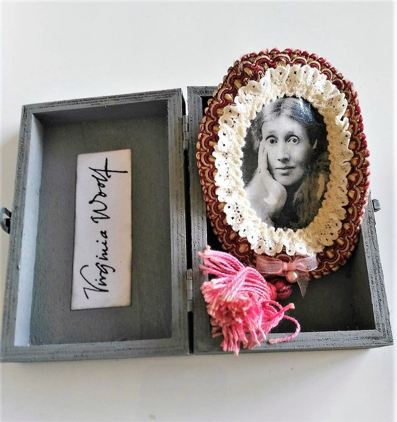 Virginia Woolf brooch writer portrait decorated box literature laces tassel handmade fashion accesories vintage