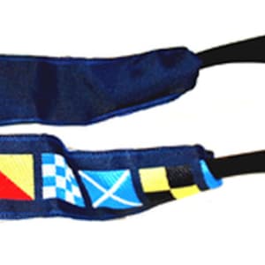 以下が含まれることがあります： オレンジ色のレンズと、カラフルな航海旗がプリントされたネイビーブルーのストラップが付いた、黒いサングラスです。