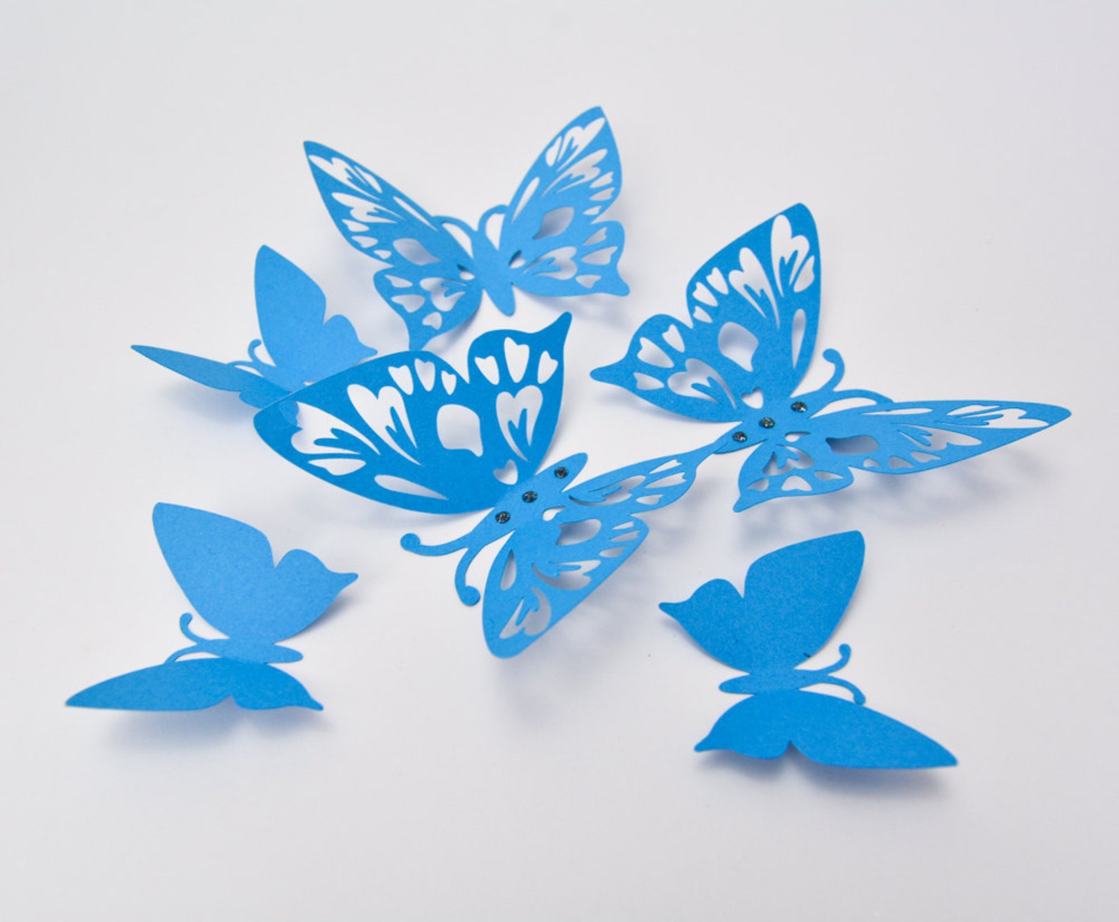 Объемная бабочка из бумаги своими руками. Бумажные бабочки. Объемные бабочки. Бабочка из бумаги. Ажурные бабочки из бумаги.