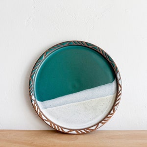 Vintage Glazed Studio Pottery Plate – Hand-Painted Ceramic, Decorative Plate, Green and White, Signed Pottery