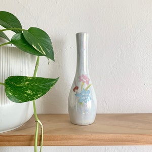Vintage Lustreware Irisierende Vase mit Irisblumen – Opalescent Bud Vase, Pastell Vase