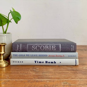 Grijze vintage decoratieve boekenset – boeken op kleur, stagingboeken, boekdecor, neutrale boeken
