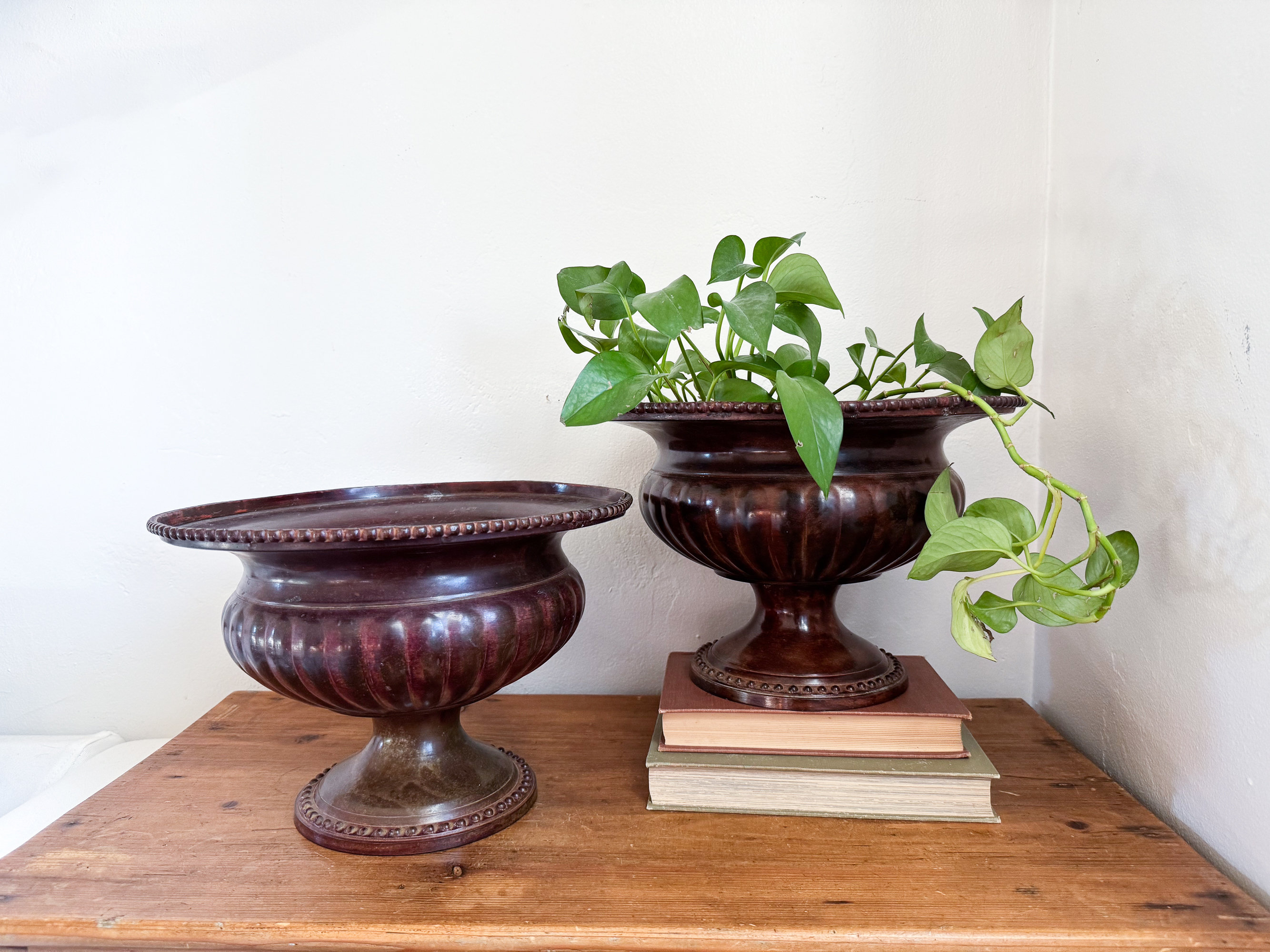 Par de urnas de metal vintage para jardín: jardineras neoclásicas  francesas, jardineras para exterior, decoración rústica para jardín - Etsy  México, image size:2667x2000