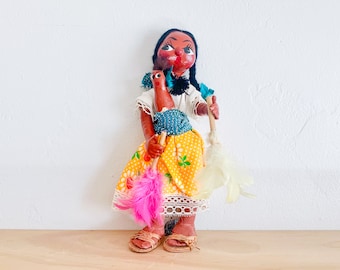 伝統的なメキシコ人形。メキシコ人形。手作りの典型的な人形。室内装飾