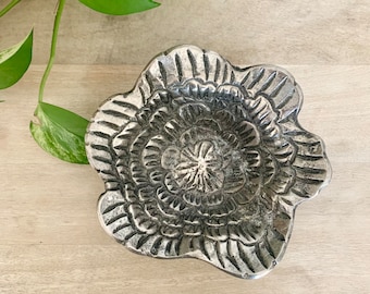 Plat / bol de fleurs en étain vintage – Plat de bibelot, plat à anneaux, bol en forme de fleur
