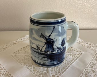Caneca vintage azul de Delft, Holanda, pintada à mão, com moinho de vento holandês, cerâmica azul e branca, lembrança.