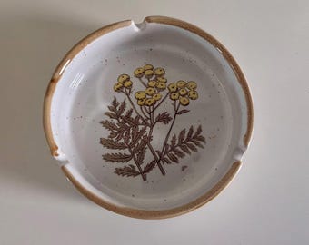 Cenicero amarillo con estampado floral estilo retro de los años 70