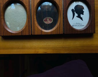 Marco de fotos triple de nogal macizo con cristal ovalado convexo en madera. Cristal biselado alrededor.