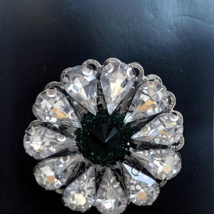 スレブレニツァのブローチの花 - スレブレニツァ虐殺の犠牲者の記憶