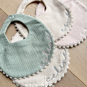 刺繍入りベビーよだれかけ、げっぷ布、ガーゼよだれかけ、ポンポンよだれかけ、レースよだれかけ、ベビーおくるみ、パーソナライズよだれかけ、名前入りよだれかけ、ベビーアクセサリー