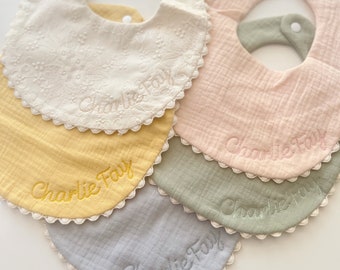 Besticktes Baby-Lätzchen, Spucktuch, Gaze-Lätzchen, Bommel-Lätzchen, Spitzen-Lätzchen, Baby-Wickeltuch, personalisiertes Lätzchen, Lätzchen mit Namen, Baby-Accessoires