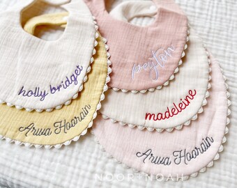 Besticktes Baby-Lätzchen, Spucktuch, Mulltuch, Bommel-Lätzchen, Spitzen-Lätzchen, Baby swaddle, personalisiertes Lätzchen, Lätzchen mit Name, Baby-Accessoires