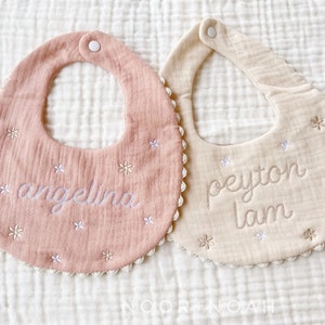 Babero bordado, babero de gasa, babero con pompón, babero de encaje, arrullo para bebé, babero personalizado, babero con nombre, accesorios para bebé