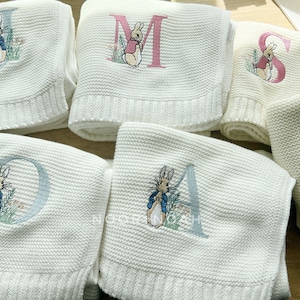 Personalisierte gestrickte Babydecke, Krankenhaus-Neugeborenen-Babypartygeschenk, Osterdecke, Osterkorb, Peter-Kaninchen-Kinderzimmer, Häschen-Monogramm
