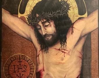 Op de afbeelding: Een schilderij van Jezus Christus aan het kruis. Hij is afgebeeld met een doornenkroon, bloed druppelt uit zijn wonden en de inscriptie "IHS" is op het kruis te zien.
