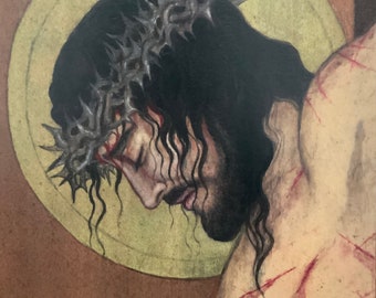 Op de afbeelding: Een aquarel schilderij van een man met een doornenkroon op zijn hoofd. Hij wordt afgebeeld met een droevige uitdrukking en bloedvlekken op zijn lichaam. Het schilderij is geschilderd op een bruine achtergrond met een gele halo achter het hoofd van de man.