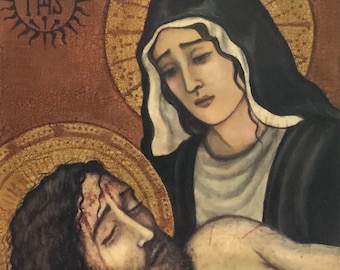 Op de afbeelding: Een schilderij dat de Pietà voorstelt, een scène in de christelijke kunst waar Maria het lichaam van Jezus vasthoudt na zijn kruisiging. Het schilderij is gemaakt in een realistische stijl met de nadruk op de emotionele expressies van de figuren. De achtergrond is een getextureerd bruin met gouden accenten.