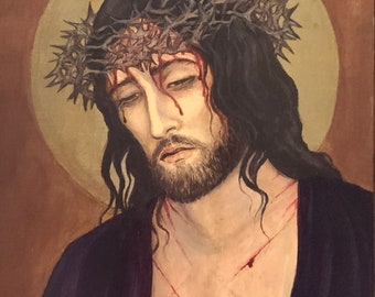 Op de afbeelding: Een schilderij van een man met een doornenkroon en bloed op zijn gezicht en borst. Hij draagt een donkerpaarse robe en heeft lang donker haar. De achtergrond is lichtbruin.