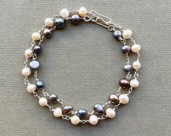 Bracciale di perle bianche e nere, perle d'acqua dolce, bracciale avvolto in filo d'argento sterling, bracciale di perle, perle d'acqua dolce coltivate