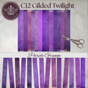 Puede incluir: Un conjunto de papeles digitales titulado "C12 Gilded Twilight" y "Purple Grunge" con varios tonos de morado. El diseño incluye rayas verticales con efectos texturizados y desgastados. También se incluye un par de tijeras vintage.