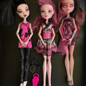 G1 Vintage Monster High dolls. Draculaura Draculocker, Haunted Draculaura, Foreign exchange Draculaura. Individual dolls.