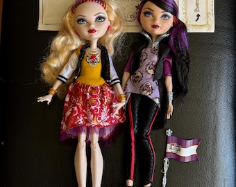 Muñecas vintage Ever After High G1. Apple White y Raven Queen School Spirit. Lote de dos muñecas. Regalo de Navidad para coleccionistas.