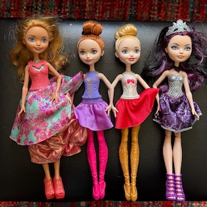 Muñecas vintage Ever After High G1. Poppy, Raven, Apple y Ashlynn, todas de ballet económico. Lote de 4 muñecas.