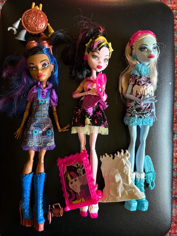 G1 Vintage Monster High dolls.Art Class Robecca, Abbey and Draculaura. Almost complete. Individually sold.