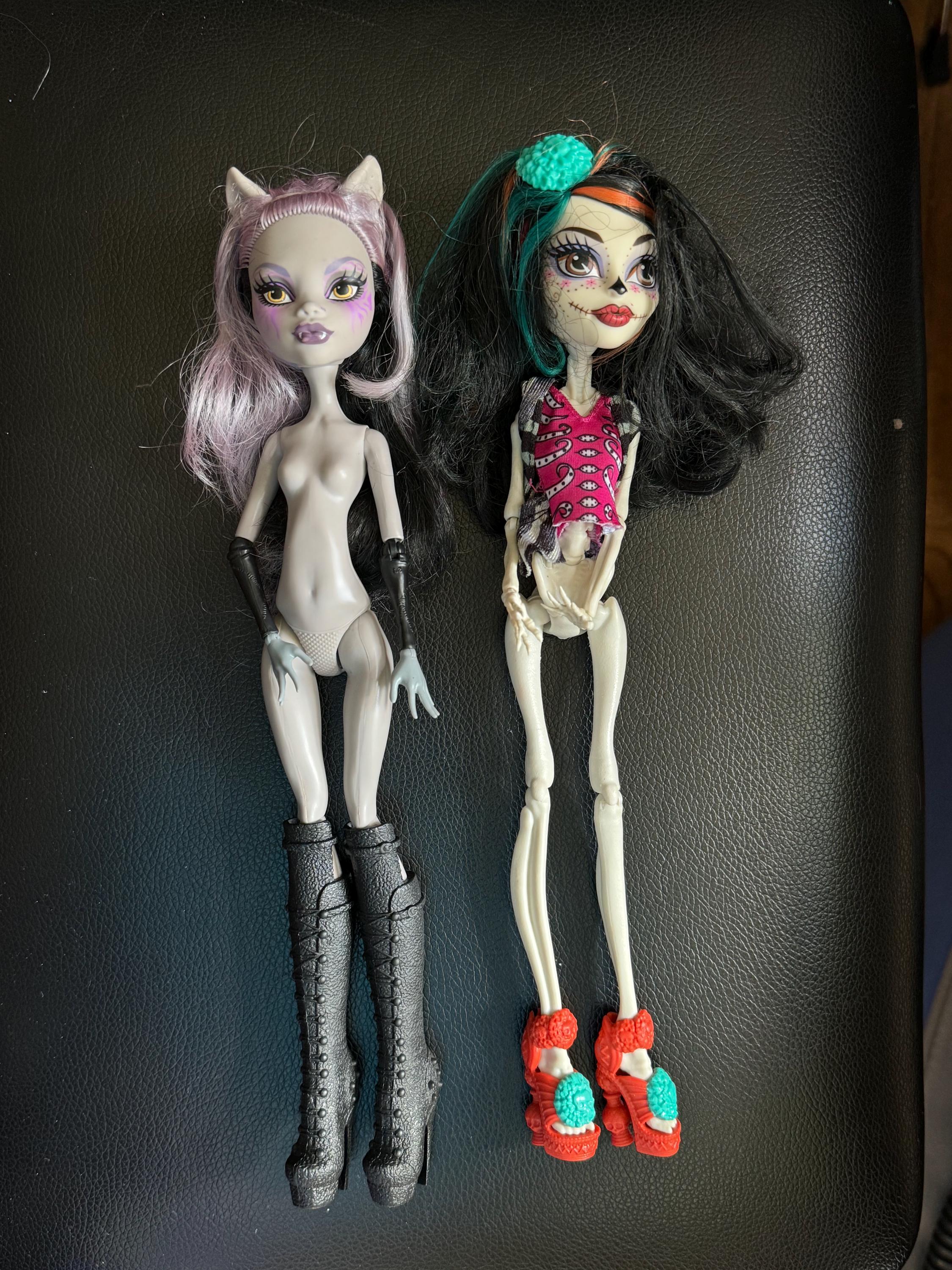 Моншадағы саунадағы жалаңаш ерлер мен ұлдар