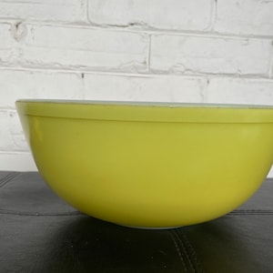 Pyrex 404 Ovenware Yellow Large Nesting Mixing Bowl 4 Qt. Vintage