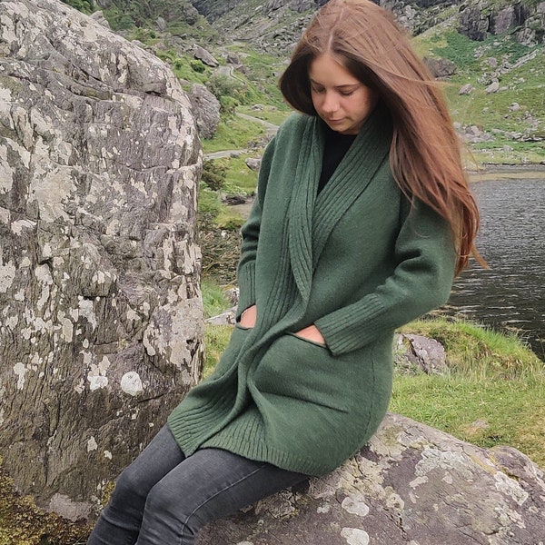 Veste longue pour femme en maille côtelée avec poches - 100 % laine d'agneau douce et pure - Vert mousse - très chaude et épaisse - FABRIQUÉ À LA MAIN EN IRLANDE