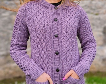 Irische Aran Merino Wolle Cardigan Lumber Jacke - Lavendelfarbene Melange /Very Peri Purple - 100% Reine Merinowolle - Warm & Chunky - HANDMADE INIRLAND