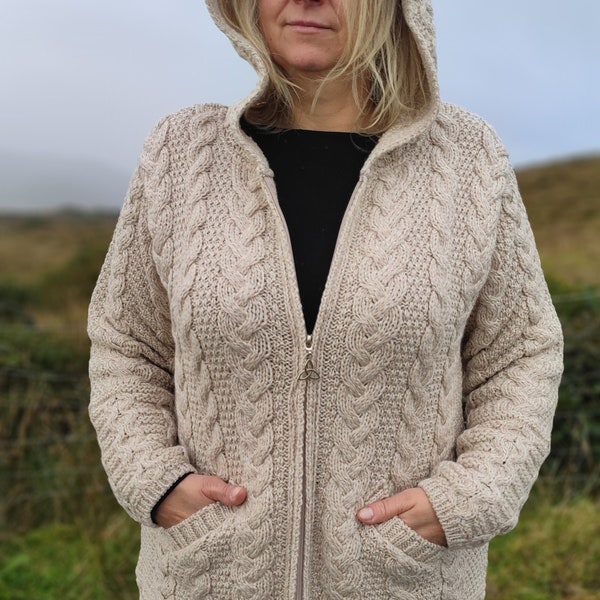 Irischer Aran Langer Cardigan mit Kapuze und Taschen - Creme / Haferflocken - Reine Merinowolle -100% Wolle - 2-Wege-Reißverschluss -Wirklich warm und dick - MADE IN IRELAND