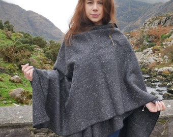 Cape, cape, cape en laine tweed irlandaise du Donegal - Anthracite/gris - chevrons mouchetés - 100 % pure laine vierge - Unisexe - FABRIQUÉ À LA MAIN EN IRLANDE