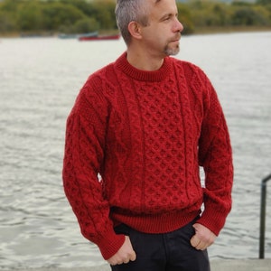 Traditioneller Aran Pullover - 100% Schurwolle - Rot - Chunky & Heavy - Richtiger irischer Pullover - MADE IN IRELAND - versandfertig