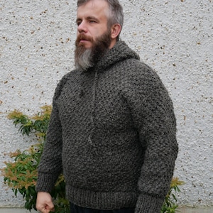 Pull médiéval irlandais à capuche motif écailles de dragon 100 % laine brute fil de laine biologique filé à la main NON teint gris Tricoté à la main en Irlande image 1