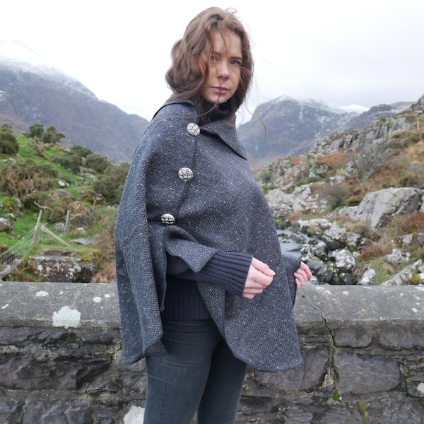 Irische Donegal Tweed Cape, Poncho & Schal mit Knöpfen - gesprenkelt/Fleck Fischgrät - anthrazit/grau - 100% Schurwolle - HANDMADE IN IRELAND