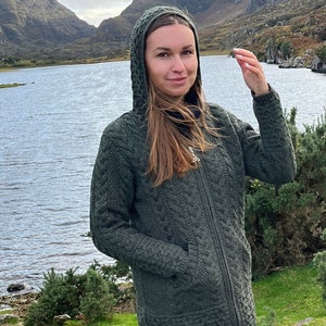 Irish Aran Lange Strickjacke mit Kapuze und Taschen Dunkelgrün Reine Merinowolle 100% Wolle 2-Wege-Reißverschluss Wirklich warm & dick MADE IN IRELAND Bild 3