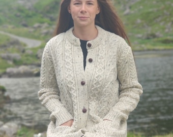 Veste de bûcheron en laine irlandaise Aran - Nep crème / avec taches - Cardigan boutonné - 100 % pure laine vierge - Chaud et épais - FABRIQUÉ À LA MAIN EN IRLANDE