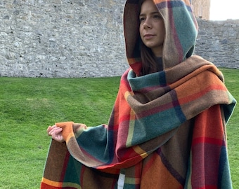 Cape aus reiner irischer Lammwolle mit Kapuze, Ruana, Wrap, Schal - 100% reine Schurwolle - Orange / Grün / Gelb / Weinkaro - Supersoft - HANDMADE IN IRELAND