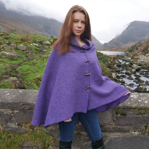 Polyvalent 3 en 1 - Poncho, cape et châle en laine irlandaise Donegal Tweed - Chevrons violets - 100 % pure laine vierge - FABRIQUÉ À LA MAIN EN IRLANDE