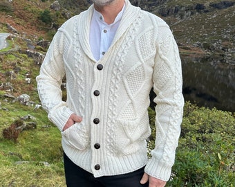 Cardigan boutonné à col en V Aran pour homme - Cardigan irlandais - 100 % pure laine mérinos - Laine douce - Blanc naturel - Col châle - FABRIQUÉ À LA MAIN EN IRLANDE