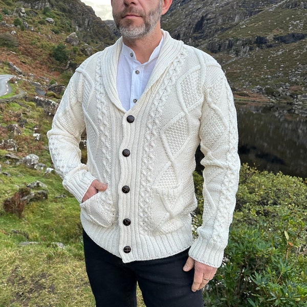 Cardigan boutonné à col en V Aran pour homme - Cardigan irlandais - 100 % pure laine mérinos - Laine douce - Blanc naturel - Col châle - FABRIQUÉ À LA MAIN EN IRLANDE