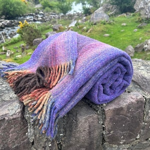 Lyxig, kraftig filt i 100 % ren ny irländsk ull med kardborrebeläggning – jordnära flerfärgade ränder – mulesingfri, handgjord i Irland – 152 x 182 cm