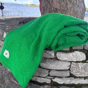 Queen Irish 100% pura lana virgen — Verde celta esmeralda (trébol) 90" × 100" — Peso pesado - Hecho en Irlanda / DDP a EE. UU. y Canadá