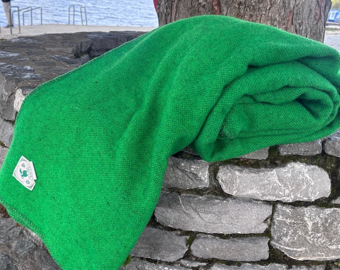 Queen Irish 100% Pure New Wool— Emerald (Shamrock) Celtic Green 90" × 100" — Heavyweight - Made in Ireland | DDP to USA & Canada