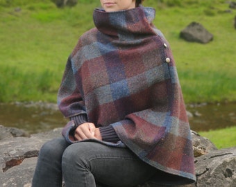 Irischer Donegal Woll-Poncho - bordeaux/türkis kariert mit fleck